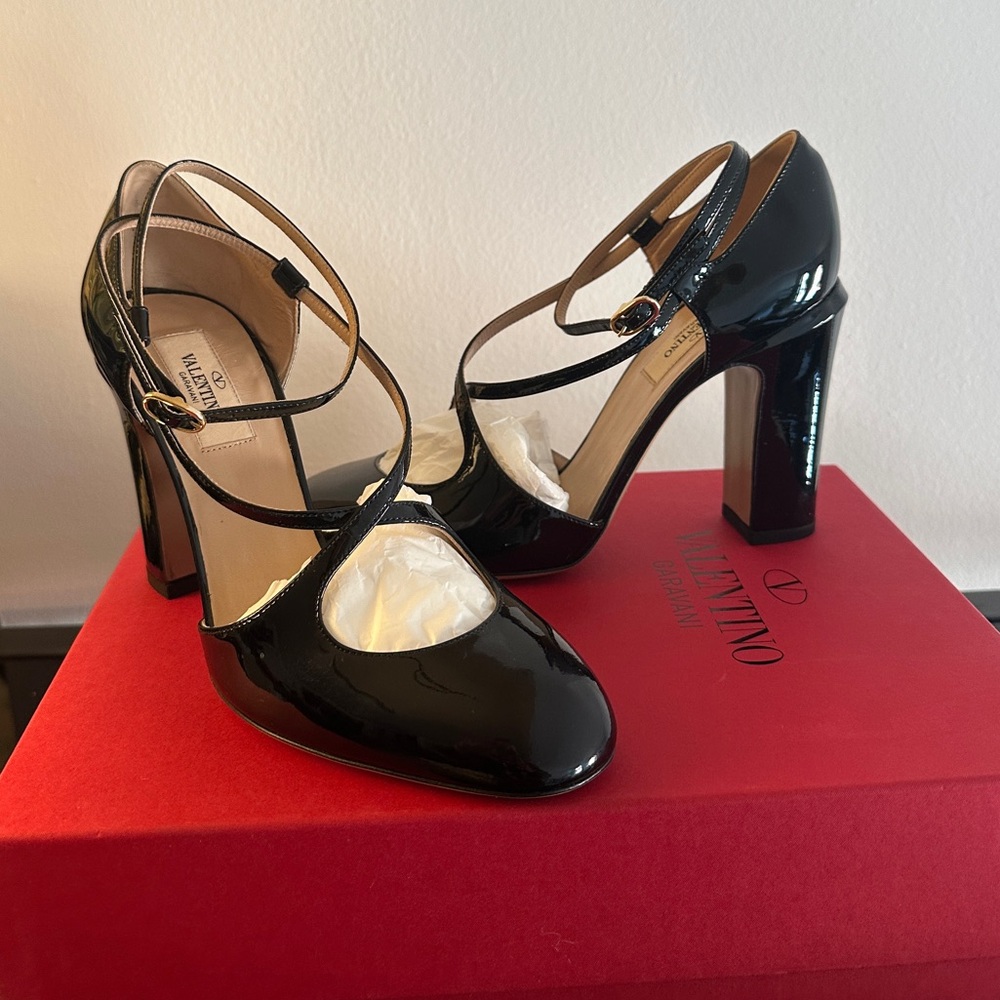 VALENTINO GARAVANI Patent Cutout Tango Mary Jane Pumps 38